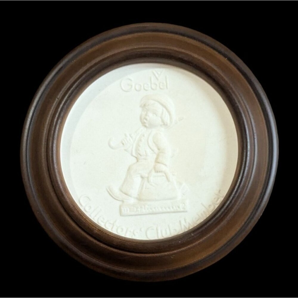 Goebel 1978 Collectors Club Member Plaque White Ceramic With Wood‎ Frame